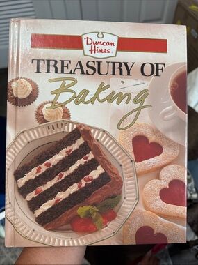 DUNCAN HINES TREASURY OF BAKING COOKBOOK